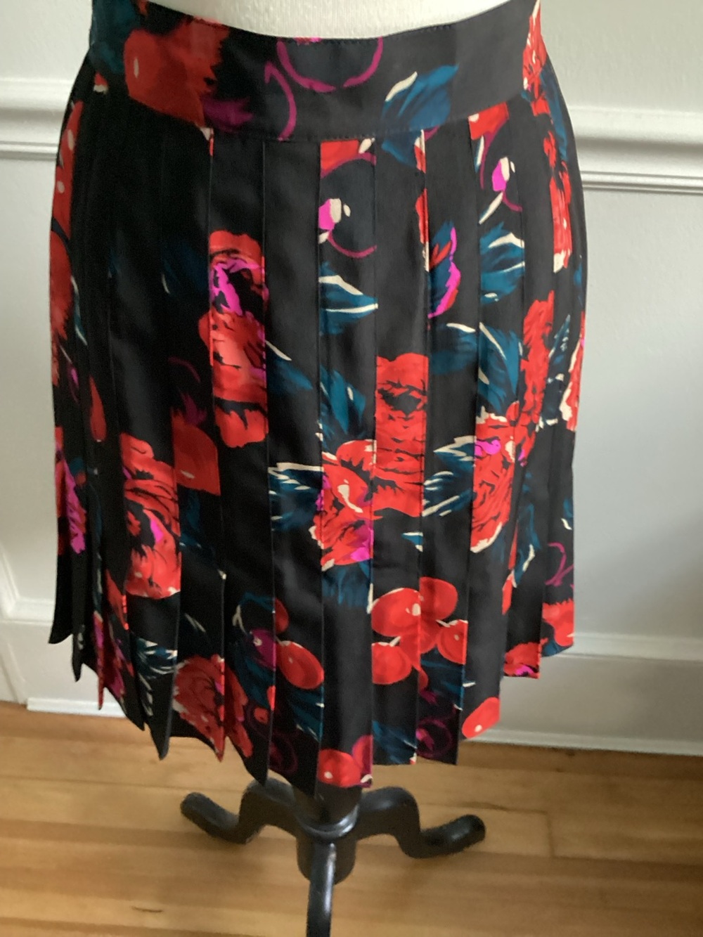 DKNY Black Floral Pleated Skirt - Red & Pink Pattern